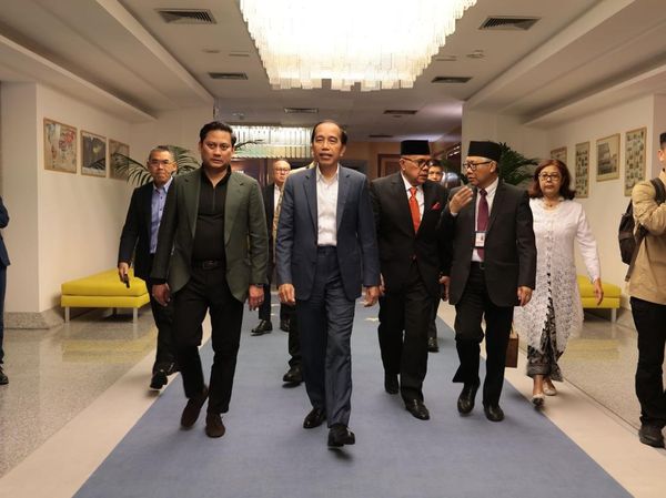 Potret Jokowi Utusan Prabowo Tiba di Roma Jelang Pemakaman Paus