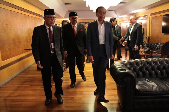 Potret Jokowi Utusan Prabowo Tiba di Roma Jelang Pemakaman Paus Empat utusan khusus Presiden Prabowo Subianto untuk menghadiri pemakaman Paus Fransiskus tiba di Roma pada Jumat (25/4) pagi. Termasuk Presiden RI ke-7 Joko Widodo (Jokowi).