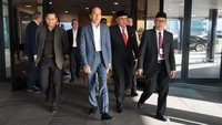 Empat utusan khusus Presiden Prabowo Subianto untuk menghadiri pemakaman Paus Fransiskus tiba di Roma pada Jumat (25/4) pagi. Utusan Prabowo itu Presiden RI ke-7 Joko Widodo (Jokowi), Menteri Hak Asasi Manusia Natalius Pigai, Wakil Menkeu Thomas Aquinas Djiwando, dan Ketua Panitia Penyambutan Paus Fransiskus di Indonesia 2024 Ignatius Jonan. Jokowi disambut Dubes RI untuk Vatikan Michael Trias Kuncahyono dan Dubes RI untuk Italia Junimart Girsang. (Hari Patriadi/KBRI Takhta Suci)