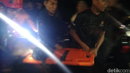 Proses evakuasi ODGJ berinisial S yang menceburkan diri dari jembatan di Kelurahan Kelayu Selatan, Kecamatan Selong, Lombok Timur, NTB, Sabtu (27/4/2025) malam. (Foto: Sanusi Ardi W/detikBali)