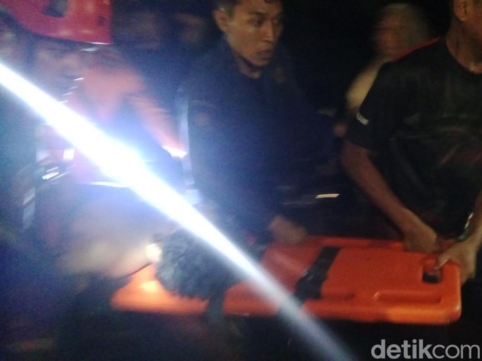 Proses evakuasi ODGJ berinisial S yang menceburkan diri dari jembatan di Kelurahan Kelayu Selatan, Kecamatan Selong, Lombok Timur, NTB, Sabtu (27/4/2025) malam. (Foto: Sanusi Ardi W/detikBali)