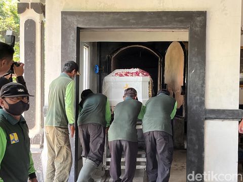 Proses kremasi Hamzah Sulaiman pendiri House of Raminten Jogja di Krematorium UPTD TPU Madurejo, Sleman, Sabtu (26/4/2025).