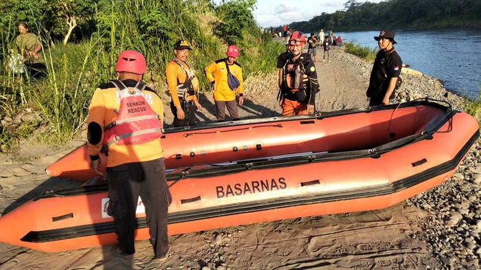 Proses pencarian warga yang tenggelam di Sungai Progo, Sedayu, Bantul, Sabtu (26/4/2025).