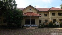 Pada 2000an, pemerintah membangun beberapa pusat pemerintahan seperti Polres, markas pemadam kebakaran sampai rumah dinas. Tapi sekarang semua sudah kosong dan terbengkalai. (bonauli/detikcom)