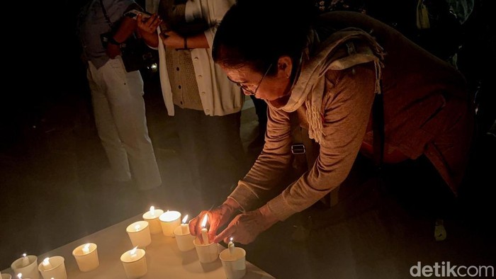 Ratusan Umat Katolik Gelar Doa dan Menyalakan 1000 Lilin untuk Paus Fransiskus di Katedral Surabaya Ratusan Umat Katolik Gelar Doa dan Menyalakan 1000 Lilin untuk Paus Fransiskus di Katedral Surabaya
