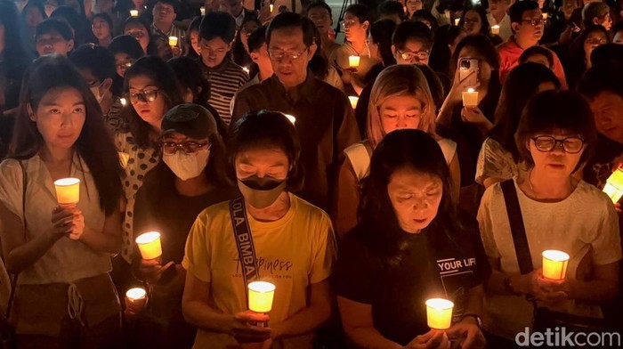 Ratusan Umat Katolik Gelar Doa dan Menyalakan 1000 Lilin untuk Paus Fransiskus di Katedral Surabaya Ratusan Umat Katolik Gelar Doa dan Menyalakan 1000 Lilin untuk Paus Fransiskus di Katedral Surabaya