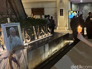 Doa dan Penyalaan 1.000 Lilin untuk Paus Fransiskus di Katedral Surabaya