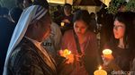 Doa dan Penyalaan 1.000 Lilin untuk Paus Fransiskus di Katedral Surabaya
