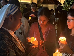 Ratusan Umat Berdoa-Nyalakan 1.000 Lilin untuk Paus Fransiskus di Surabaya