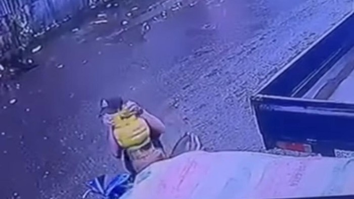 Rekaman CCTV saat pelaku beraksi mengambil 2 tabung gas
