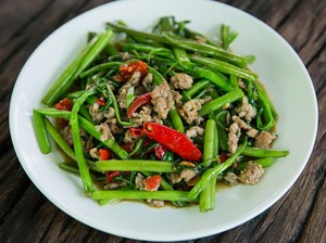 Resep Tumis Kangkung Ayam Cincang, Lauk Praktis untuk Bekal