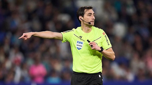 BARCELONA, SPAIN - APRIL 18: Referee Ricardo de Burgos Bengoetxea gestures during the LaLiga match between RCD Espanyol de Barcelona and Getafe CF at RCDE Stadium on April 18, 2025 in Barcelona, Spain. (Photo by Pablo Rodriguez/Quality Sport Images/Getty Images)