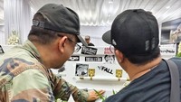 Bring your own band stickers, stick it on the coffin as your last interaction with the legend, tulis Sammy. Foto: dok. Instagram Sammy Bramantyo (@sam_bram)
