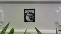 Stiker Seringai di peti jenazah Ricky Siahaan. Ricky bersama Arian dan Khemod mendirikan Seringai, grup musik heavy metal ini pada 2002. Foto: dok. Instagram Sammy Bramantyo (@sam_bram)
