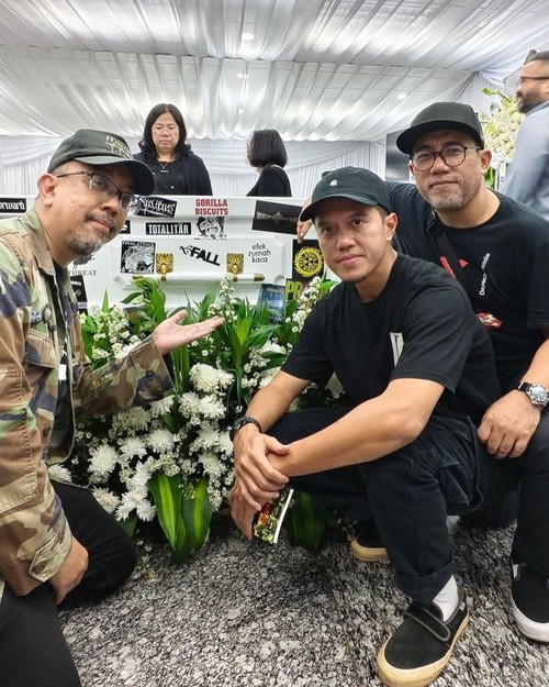 Peti jenazah Ricky Siahaan