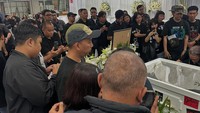 Para sahabat dan keluarga memberikan penghormatan terakhir kepada Ricky Siahaan. Foto: dok. Instagram Sammy Bramantyo (@sam_bram)