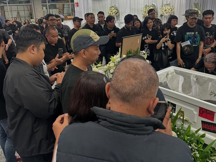 Peti jenazah Ricky Siahaan