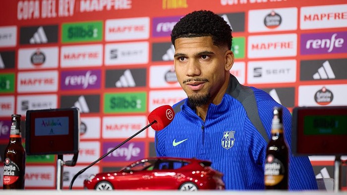 SEVILLE, SPAIN - APRIL 25: Ronald Araujo of FC Barcelona speaks during press conference before the Copa del Rey Final Match between FC Barcelona and Real Madrid at Estadio de La Cartuja on April 25, 2025 in Seville, Spain. (Photo by Fran Santiago/Getty Images)