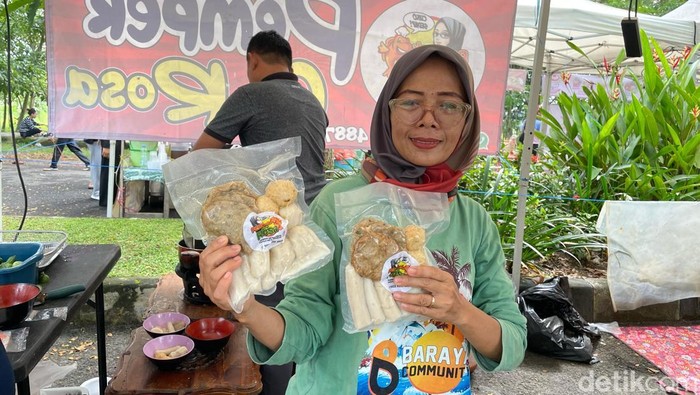 Rosnani saat melayani para pembeli di acara CFD