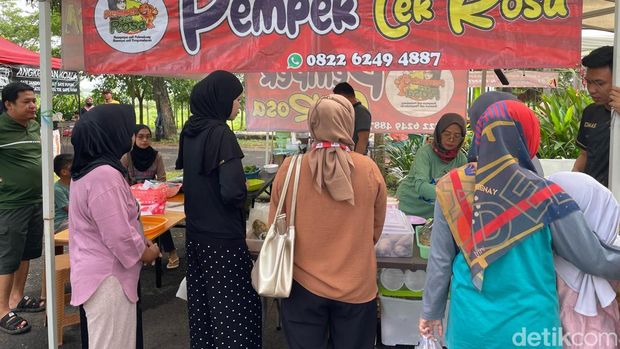 Rosnani saat melayani para pembeli di acara CFD