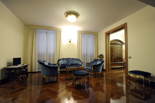 Paus Fransiskus yang bernama asli Jorge Mario Bergoglio, awalnya tinggal di kamar 207 selama konklaf dan kemudian pindah ke Suite 201, ruang sederhana seluas sekitar 50 meter persegi. Di dalamnya terdapat ruang tamu lengkap dengan sofa, rak buku, salib kayu, patung kecil Bunda Maria Luján, pelindung Argentina, Uruguay, dan Paraguay.  (Foto: Eric VANDEVILLE/Gamma-Rapho via Getty Images)