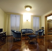 Paus Fransiskus yang bernama asli Jorge Mario Bergoglio, awalnya tinggal di kamar 207 selama konklaf dan kemudian pindah ke Suite 201, ruang sederhana seluas sekitar 50 meter persegi. Di dalamnya terdapat ruang tamu lengkap dengan sofa, rak buku, salib kayu, patung kecil Bunda Maria Luján, pelindung Argentina, Uruguay, dan Paraguay.  (Foto: Eric VANDEVILLE/Gamma-Rapho via Getty Images)