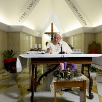 Setiap pagi, Paus Fransiskus yang merupakan paus pertama dari Amerika Latin ini bangun sebelum fajar, berdoa, dan memimpin misa di kapel kecil di lantai dasar. Tidak seperti para pendahulunya yang sering makan sendiri, Fransiskus lebih memilih makan di ruang makan bersama, bercengkerama dengan para imam dan tamu lainnya. (Foto: Vatican Pool/Getty Images)
