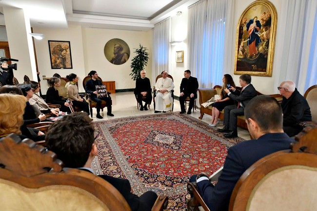Ketika dunia pada 21 April 2025 mendengar kabar wafatnya Paus Fransiskus dari kapel kecil di Casa Santa Marta, dunia diingatkan kembali akan perubahan besar yang dibawanya. Bukan hanya melalui kata-kata, tetapi juga lewat pilihan gaya hidup yang membumi. (Foto: Vatican Pool/Getty Images)