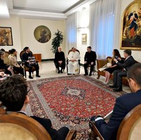 Ketika dunia pada 21 April 2025 mendengar kabar wafatnya Paus Fransiskus dari kapel kecil di Casa Santa Marta, dunia diingatkan kembali akan perubahan besar yang dibawanya. Bukan hanya melalui kata-kata, tetapi juga lewat pilihan gaya hidup yang membumi. (Foto: Vatican Pool/Getty Images)