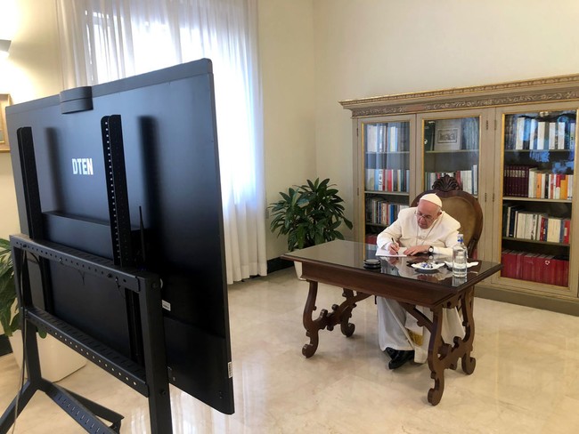 Kebiasaan sederhana ini bukan hal baru bagi Bergoglio. Saat menjabat sebagai Uskup Agung Buenos Aires, ia menolak tinggal di Istana Keuskupan dan memilih tempat tinggal biasa, sering memasak untuk dirinya sendiri. Begitu pula ketika Paus Fransiskus berkunjung ke Indonesia. Ia tinggal di Kedutaan Takhta Suci Vatikan untuk Indonesia ketimbang hotel. (Foto: Vatican Pool/Getty Images)