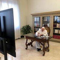 Kebiasaan sederhana ini bukan hal baru bagi Bergoglio. Saat menjabat sebagai Uskup Agung Buenos Aires, ia menolak tinggal di Istana Keuskupan dan memilih tempat tinggal biasa, sering memasak untuk dirinya sendiri. Begitu pula ketika Paus Fransiskus berkunjung ke Indonesia. Ia tinggal di Kedutaan Takhta Suci Vatikan untuk Indonesia ketimbang hotel. (Foto: Vatican Pool/Getty Images)