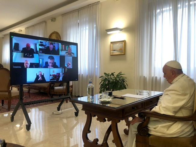Ini adalah ruang kerja Paus yang juga difungsikan sebagai ruang pertemuan saat menerima tamu. Menurut juru bicara Vatikan saat itu, Federico Lombardi, keputusan Fransiskus tinggal di  Casa Santa Marta bertujuan untuk hidup bersama komunitas dan menghindari isolasi. Di sini pula, Paus dari Ordo Jesuit ini menerima tamu mulai dari masyarakat sipil hingga diplomat dan delegasi negara sahabat. (Foto: Vatican Pool/Getty Images)