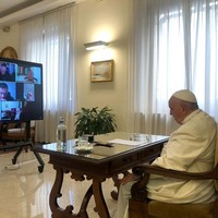 Ini adalah ruang kerja Paus yang juga difungsikan sebagai ruang pertemuan saat menerima tamu. Menurut juru bicara Vatikan saat itu, Federico Lombardi, keputusan Fransiskus tinggal di  Casa Santa Marta bertujuan untuk hidup bersama komunitas dan menghindari isolasi. Di sini pula, Paus dari Ordo Jesuit ini menerima tamu mulai dari masyarakat sipil hingga diplomat dan delegasi negara sahabat. (Foto: Vatican Pool/Getty Images)