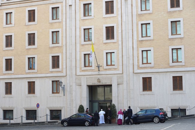 Sebuah guest house di Casa Santa Marta menjadi pilihannya. Bangunan berlantai lima yang dibangun pada 1996 atas inisiasi Paus Yohanes Paulus II, lebih mirip hotel sederhana daripada istana. (Foto: Guido MARZILLA/Gamma-Rapho via Getty Images)