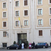 Sebuah guest house di Casa Santa Marta menjadi pilihannya. Bangunan berlantai lima yang dibangun pada 1996 atas inisiasi Paus Yohanes Paulus II, lebih mirip hotel sederhana daripada istana. (Foto: Guido MARZILLA/Gamma-Rapho via Getty Images)