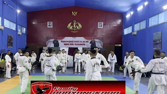 Satuan Brimob Polda Metro Jaya latihan Taekwondo di Aula Hartoyo, Batalyon B Pelopor, Cipinang, Jakarta Timur (Jaktim), Sabtu (26/4/2025).