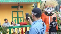 Anak-anak hingga orang tua larut dalam euforia Lebaran Betawi 2025 di Monas.
