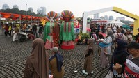 Bazar kuliner Betawi ramaikan Lebaran Betawi 2025, dengan sajian ikonik seperti kerak telor, nasi uduk, dan bir pletok.