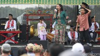 Beragam komunitas Betawi berpartisipasi dalam acara Lebaran Betawi 2025, menampilkan kekayaan adat, bahasa, dan kesenian.