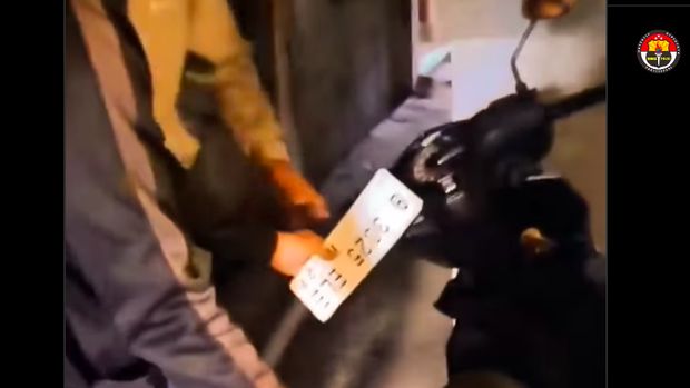 Seorang pria berinisial CRI ditangkap polisi usai mencuri motor di Penjaringan, Jakarta Utara. Pelaku mengaku mencuri motor untuk hadiah ulang tahun istrinya. (dok Polsek Penjaringan)