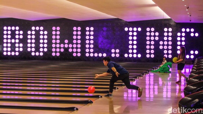 PIK 2 kini punya destinasi baru yaitu Entertainment District, yang di dalamnya terdapat permainan gokart, bowling, hingga ice skating. Wahana modern ini cocok untuk keluarga & anak muda.