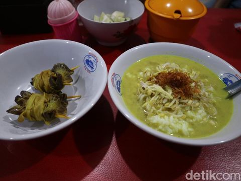 Soto ayam kemiri di warung Giartiningsih, depan kantor Dinas Pertanian Pati, Jumat (25/4/2025).