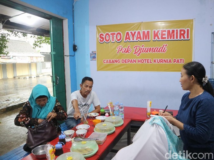 Soto ayam kemiri di warung Giartiningsih, depan kantor Dinas Pertanian Pati, Jumat (25/4/2025).