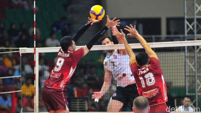 Spike pemain LavAni, Renan Buiatti coba diblok pemain Bank Sumsel dalam laga Final Four di GOR Jatidiri, Semarang.
