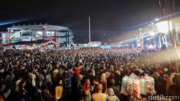 Suasana lapang merdeka saat gelaran wayang golek Dadan Sunandar Sunarya.