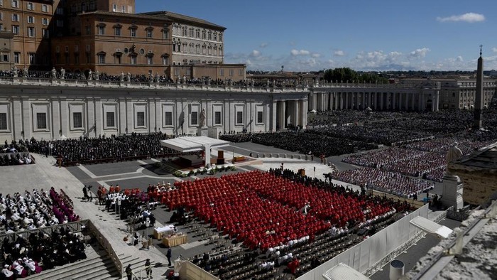 The book of the gospels lays on the coffin of late Pope Francis (C) during the funeral ceremony at St Peters Square in The Vatican on April 26, 2025. (Photo by Isabella BONOTTO / AFP)