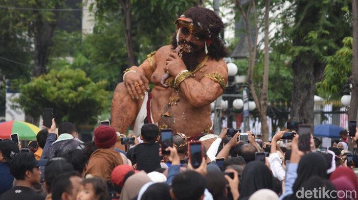 Suasana pawai ogoh-ogoh di Semarang, Sabtu (26/4/2025).
