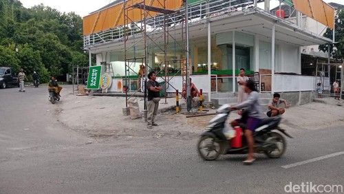 Tampak depan ritel modern dengan nama Sahnimart di Selong Belanak, Lombok Tengah, sebelum jadi beberapa waktu lalu. Foto: (Edi Suryansyah/detikBali)