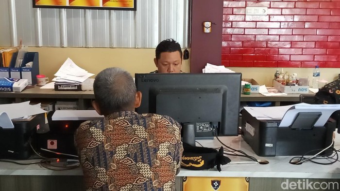 Susanto alias Ahok (57) lapor polisi usai ditinju tetangga perempuannya saat jaga parkir di Palembang, Sumatera Selatan