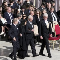 Raja Swedia Carl XVI dan Ratu Silvia pun turut hadir di pemakaman yang berlangsung di Lapangan Santo Petrus, Vatikan. Ratu Silvia tampil berbalut gaun hitam panjang. Veil lace melengkapi penampilannya. Foto: AP/Markus Schreiber